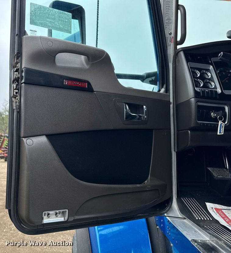 image for item DV2574 2014 Kenworth T800 semi truck