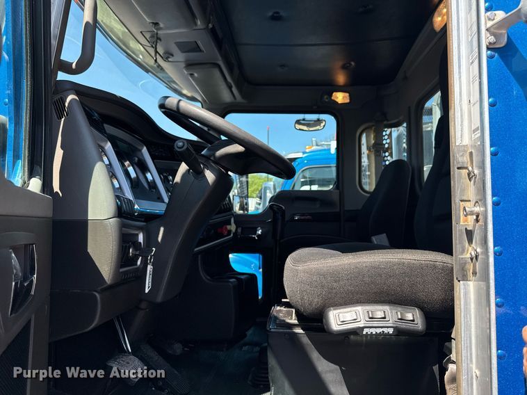image for item DV2574 2014 Kenworth T800 semi truck