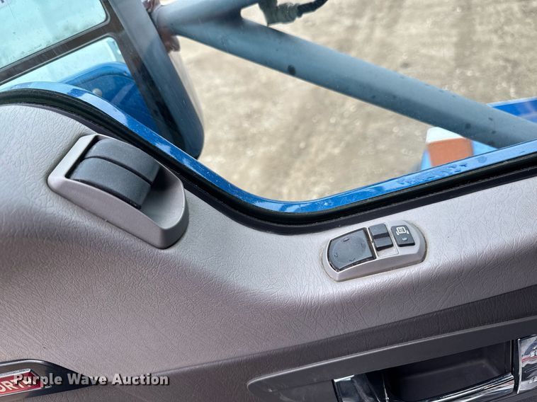 image for item DV2574 2014 Kenworth T800 semi truck