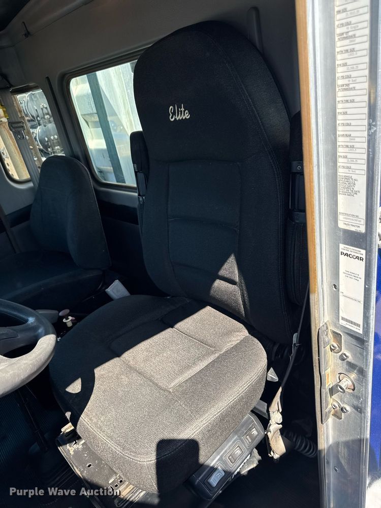 image for item DV2574 2014 Kenworth T800 semi truck