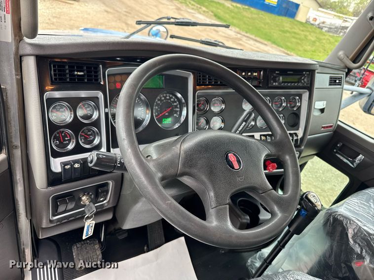 image for item DV2574 2014 Kenworth T800 semi truck