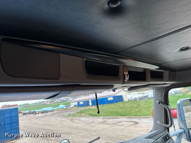 image for item DV2574 2014 Kenworth T800 semi truck