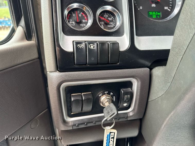 image for item DV2574 2014 Kenworth T800 semi truck