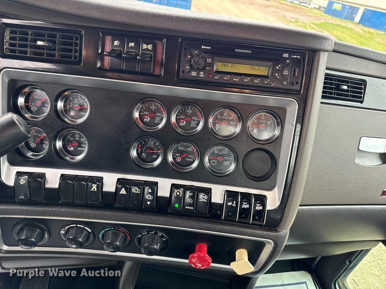 image for item DV2574 2014 Kenworth T800 semi truck