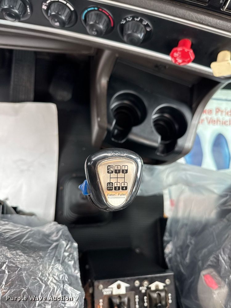 image for item DV2574 2014 Kenworth T800 semi truck