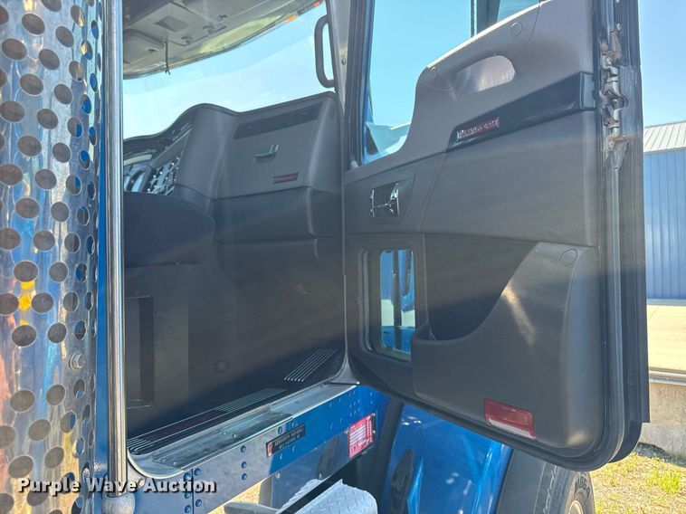 image for item DV2574 2014 Kenworth T800 semi truck