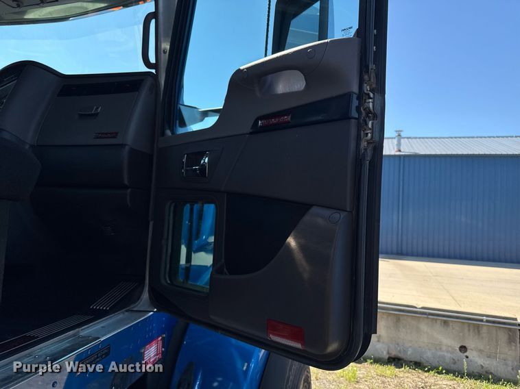 image for item DV2574 2014 Kenworth T800 semi truck