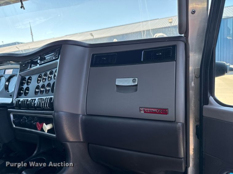 image for item DV2574 2014 Kenworth T800 semi truck