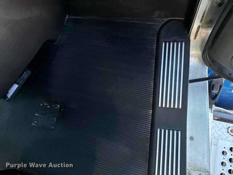 image for item DV2574 2014 Kenworth T800 semi truck