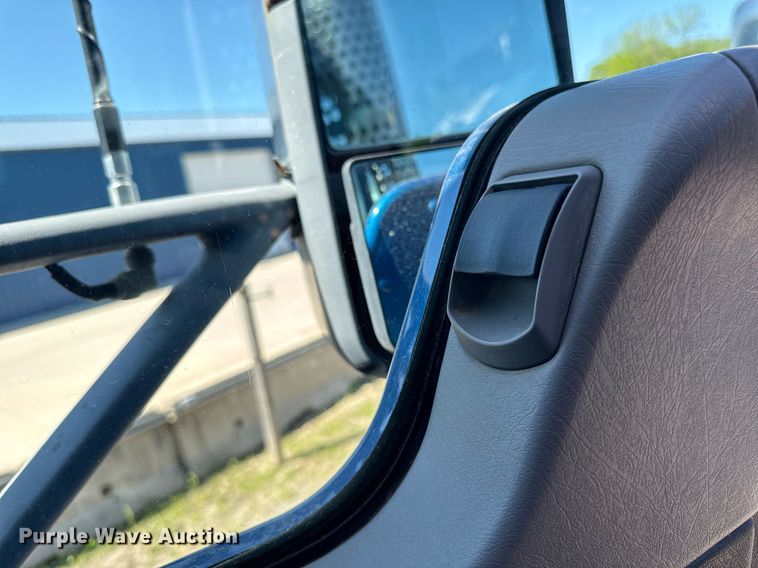 image for item DV2574 2014 Kenworth T800 semi truck