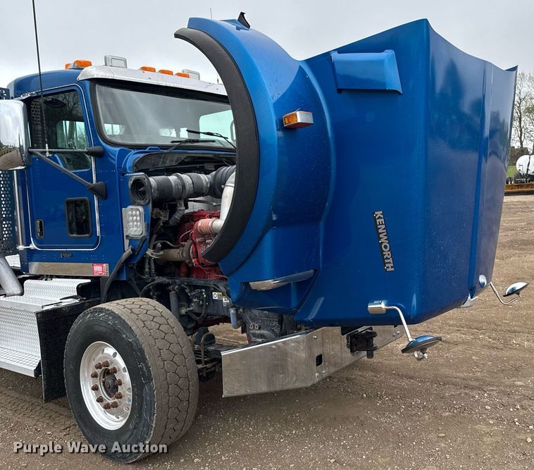 image for item DV2574 2014 Kenworth T800 semi truck
