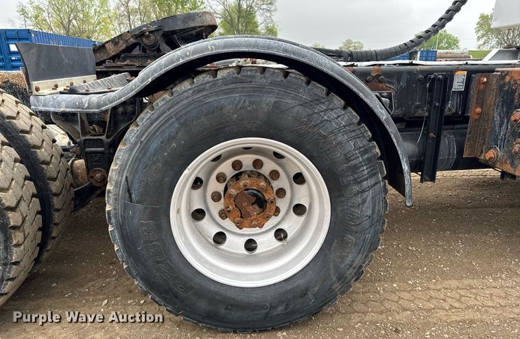 image for item DV2574 2014 Kenworth T800 semi truck