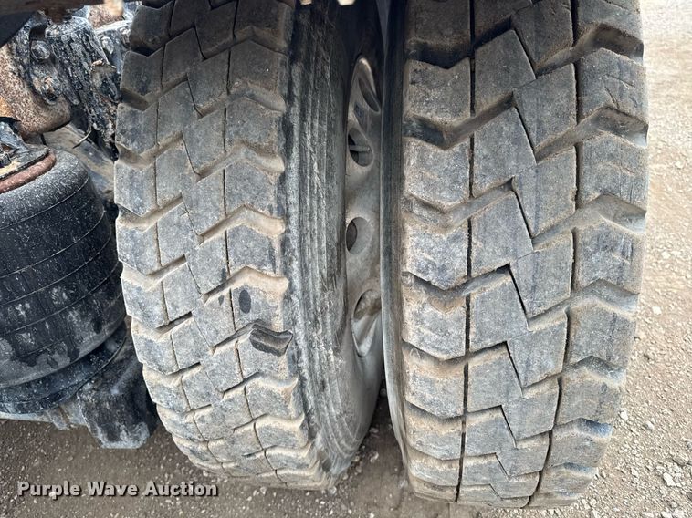 image for item DV2574 2014 Kenworth T800 semi truck