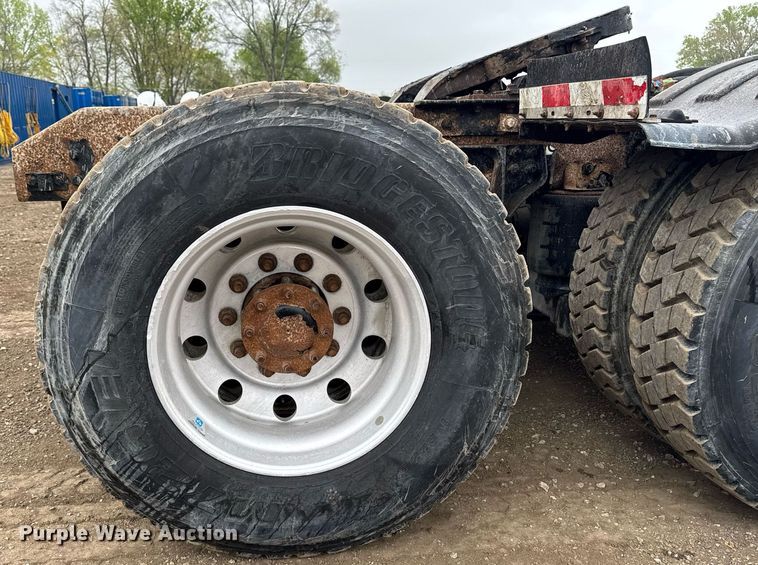 image for item DV2574 2014 Kenworth T800 semi truck