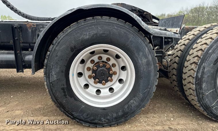 image for item DV2574 2014 Kenworth T800 semi truck