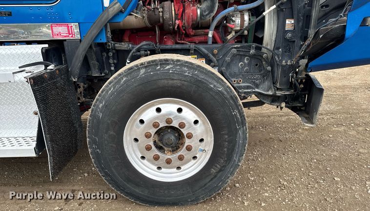 image for item DV2574 2014 Kenworth T800 semi truck