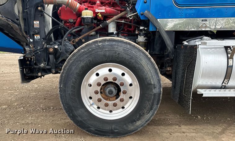 image for item DV2574 2014 Kenworth T800 semi truck