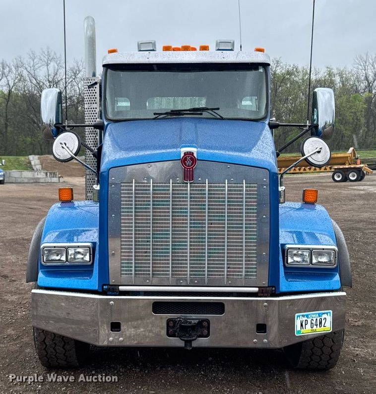 image for item DV2575 2014 Kenworth T800 semi truck