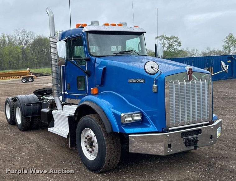 image for item DV2575 2014 Kenworth T800 semi truck