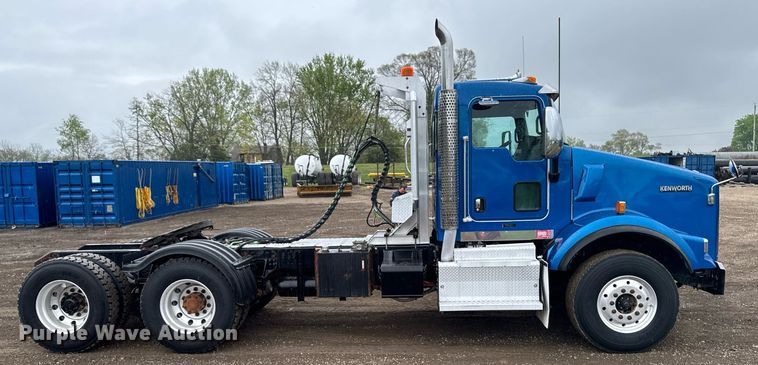 image for item DV2575 2014 Kenworth T800 semi truck