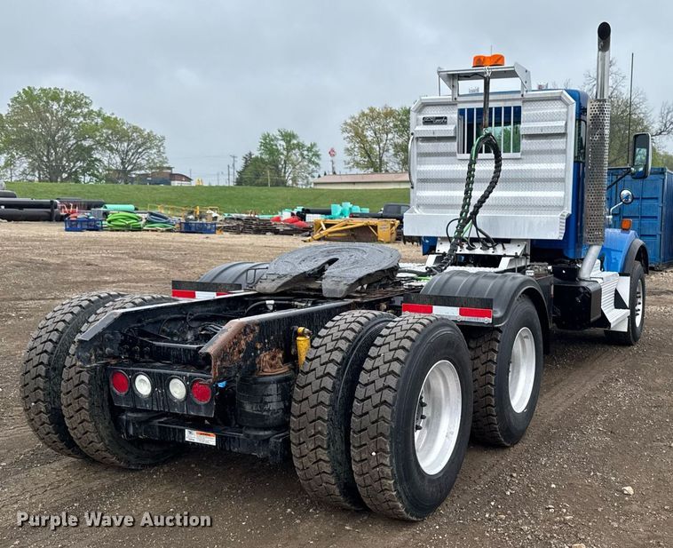 image for item DV2575 2014 Kenworth T800 semi truck