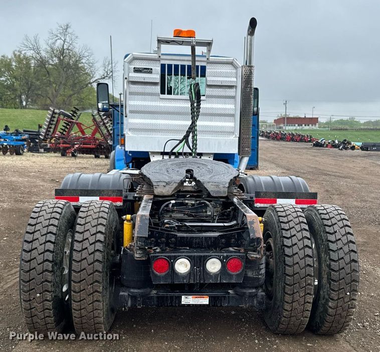 image for item DV2575 2014 Kenworth T800 semi truck