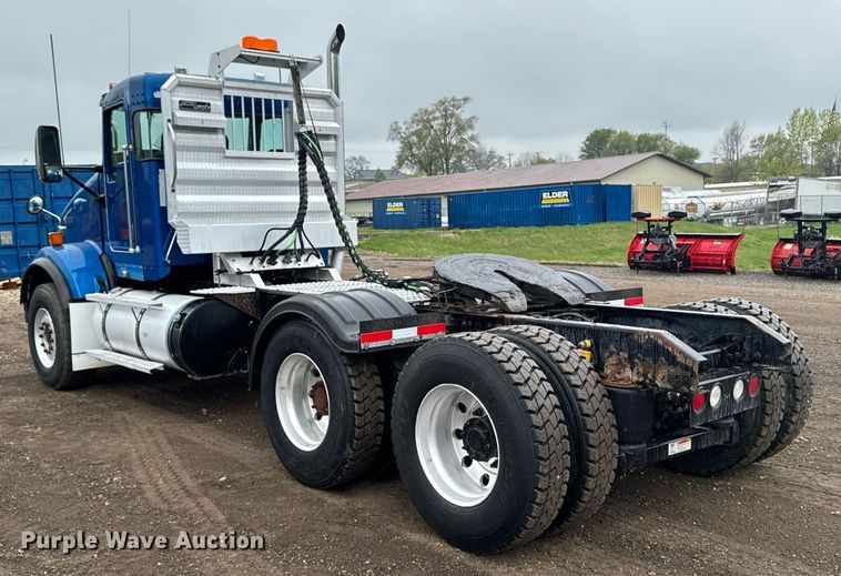 image for item DV2575 2014 Kenworth T800 semi truck