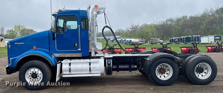image for item DV2575 2014 Kenworth T800 semi truck