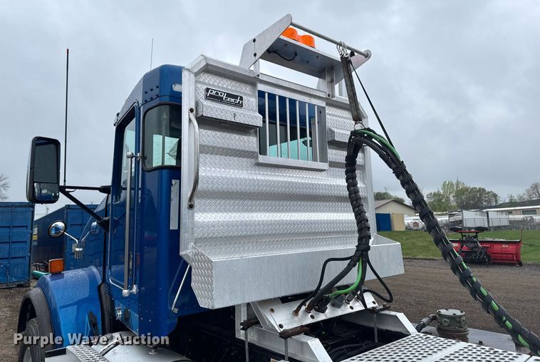 image for item DV2575 2014 Kenworth T800 semi truck