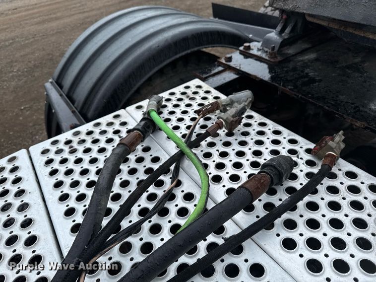 image for item DV2575 2014 Kenworth T800 semi truck