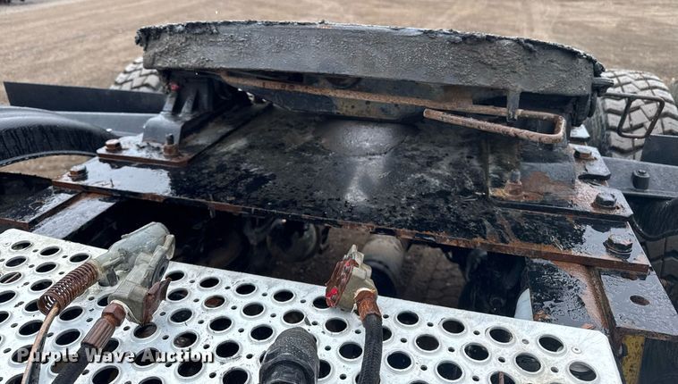 image for item DV2575 2014 Kenworth T800 semi truck