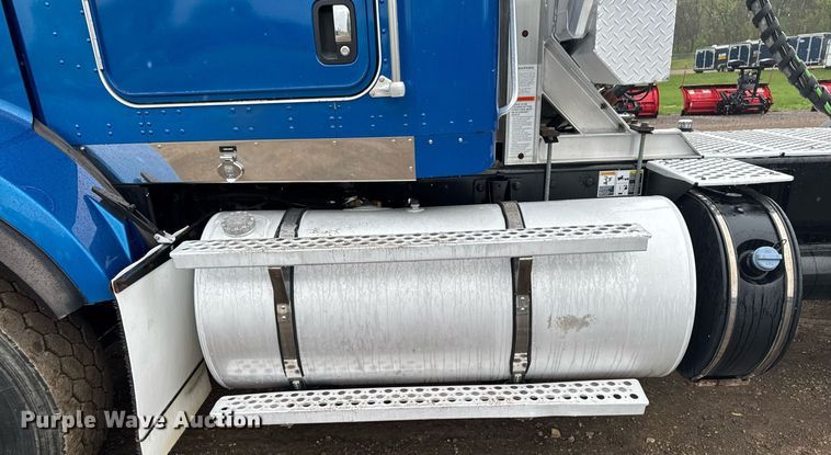 image for item DV2575 2014 Kenworth T800 semi truck