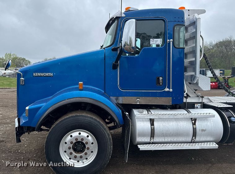 image for item DV2575 2014 Kenworth T800 semi truck