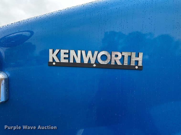 image for item DV2575 2014 Kenworth T800 semi truck
