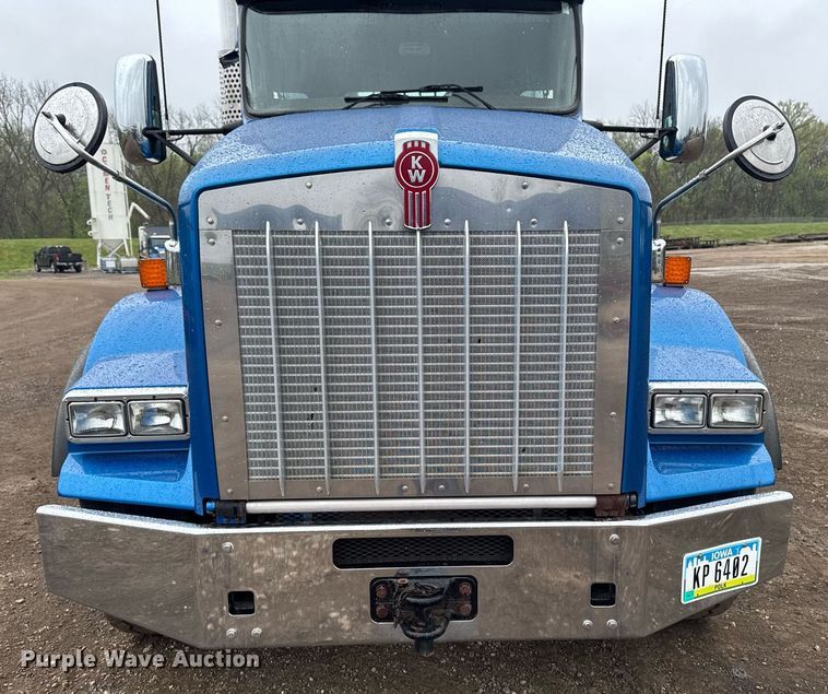 image for item DV2575 2014 Kenworth T800 semi truck