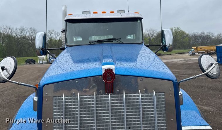 image for item DV2575 2014 Kenworth T800 semi truck