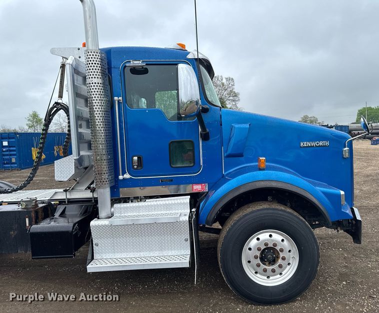 image for item DV2575 2014 Kenworth T800 semi truck