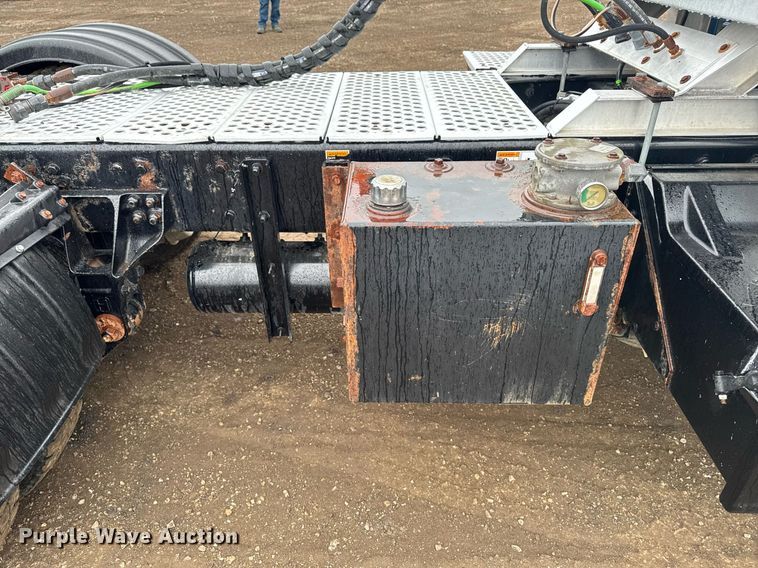 image for item DV2575 2014 Kenworth T800 semi truck