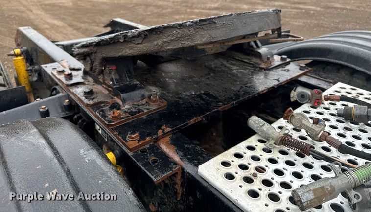 image for item DV2575 2014 Kenworth T800 semi truck