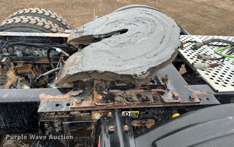 image for item DV2575 2014 Kenworth T800 semi truck