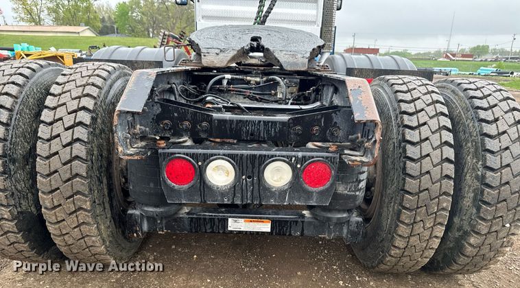 image for item DV2575 2014 Kenworth T800 semi truck