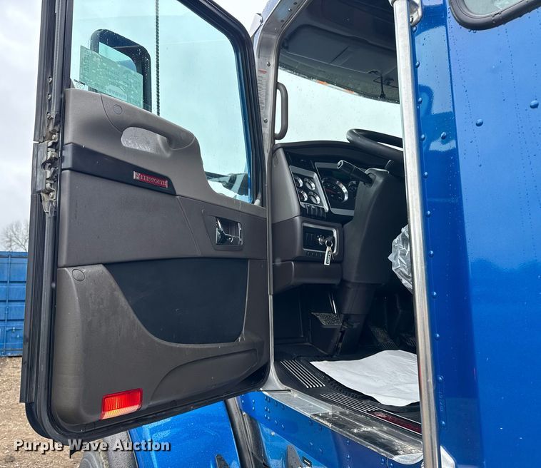 image for item DV2575 2014 Kenworth T800 semi truck