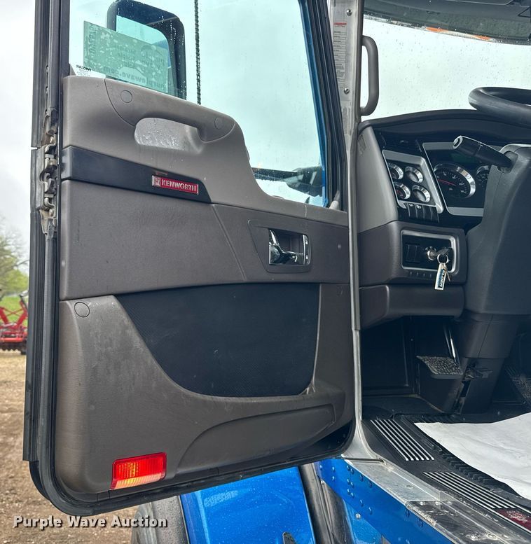image for item DV2575 2014 Kenworth T800 semi truck