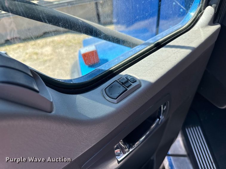 image for item DV2575 2014 Kenworth T800 semi truck