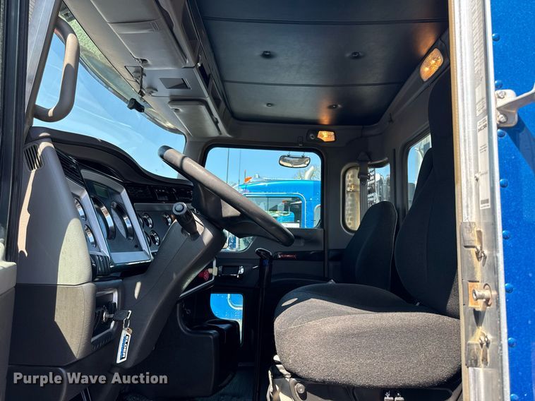 image for item DV2575 2014 Kenworth T800 semi truck