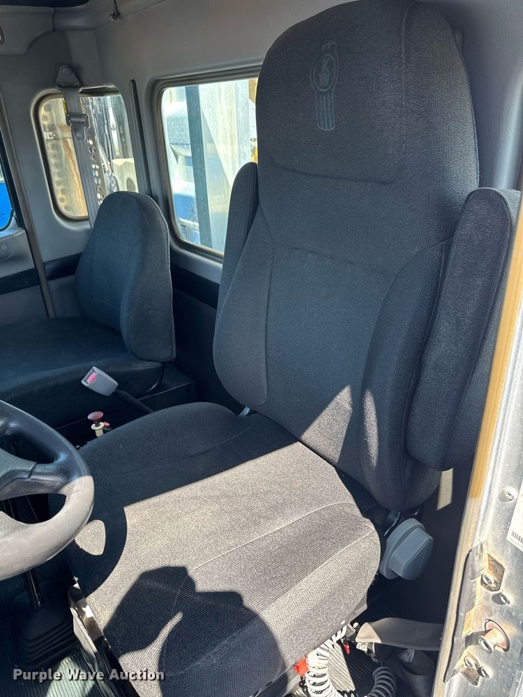 image for item DV2575 2014 Kenworth T800 semi truck