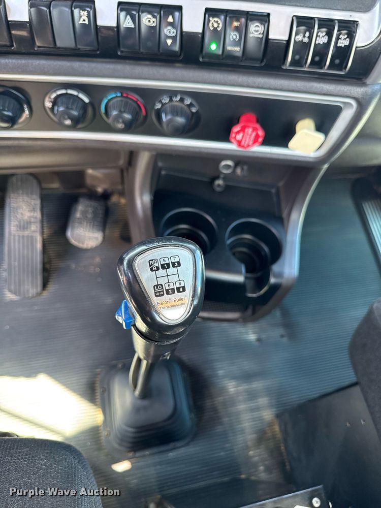 image for item DV2575 2014 Kenworth T800 semi truck