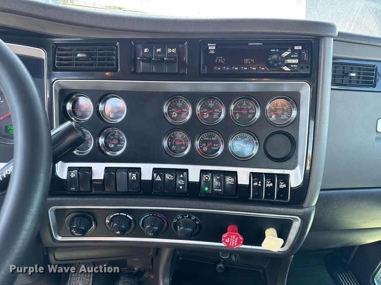 image for item DV2575 2014 Kenworth T800 semi truck