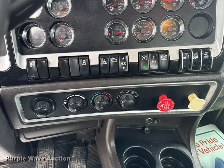 image for item DV2575 2014 Kenworth T800 semi truck