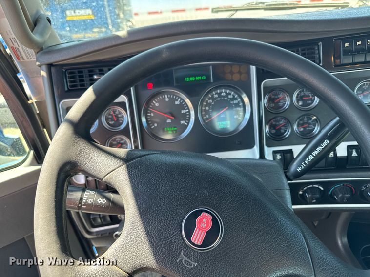 image for item DV2575 2014 Kenworth T800 semi truck